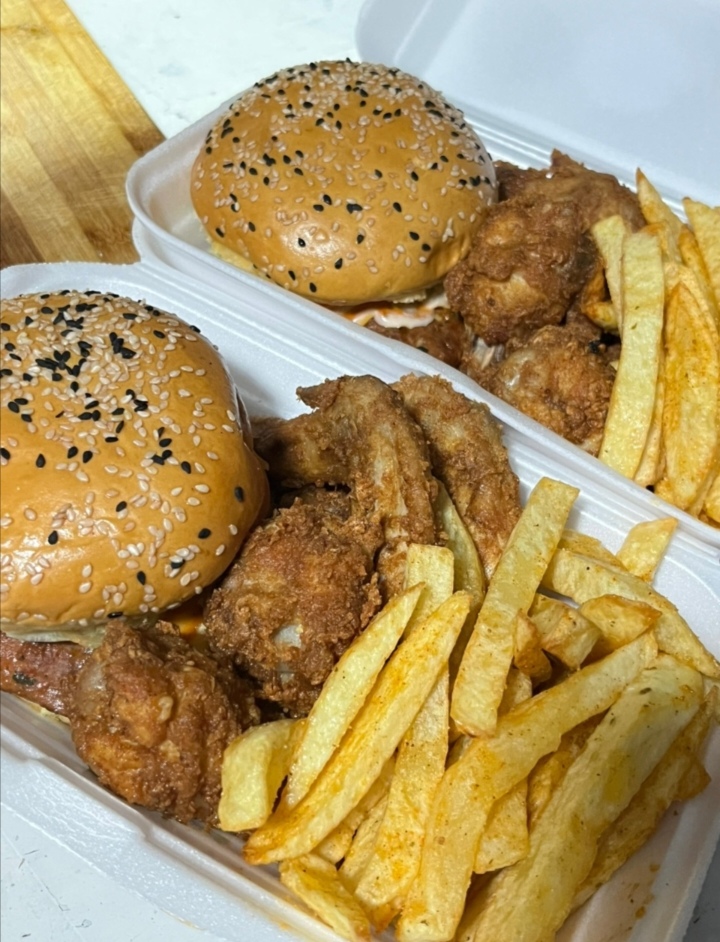 Cheese Burger, 4 Wings & Chips